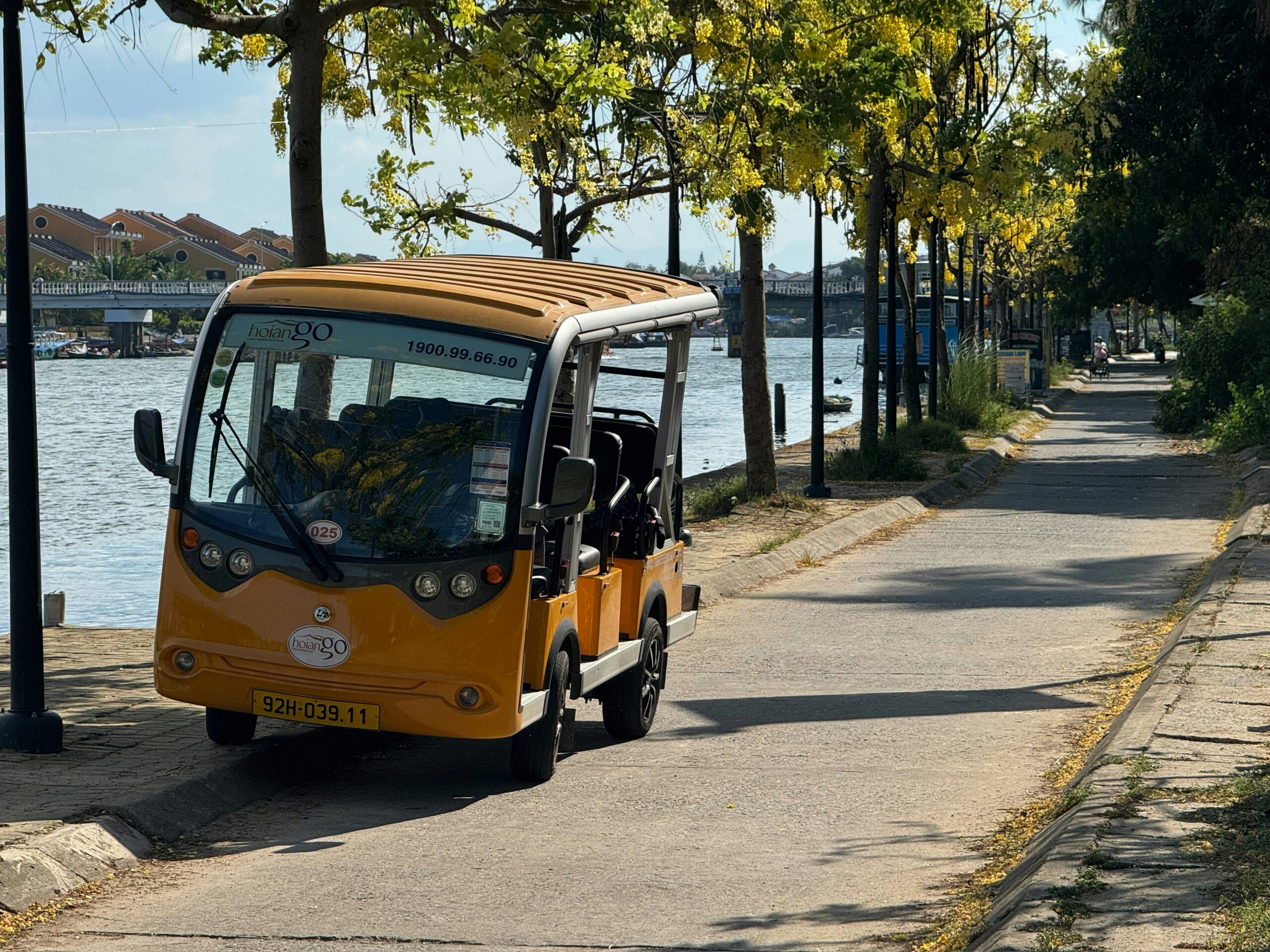 Electric shuttle bus similar to Shreveport's new free self-driving bus