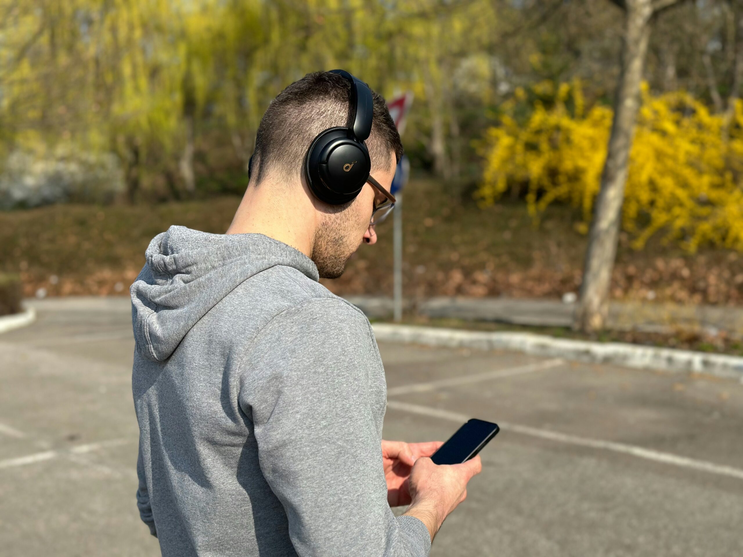 Reddit’s New AI Audio Feature Reads Your Feed Out Loud