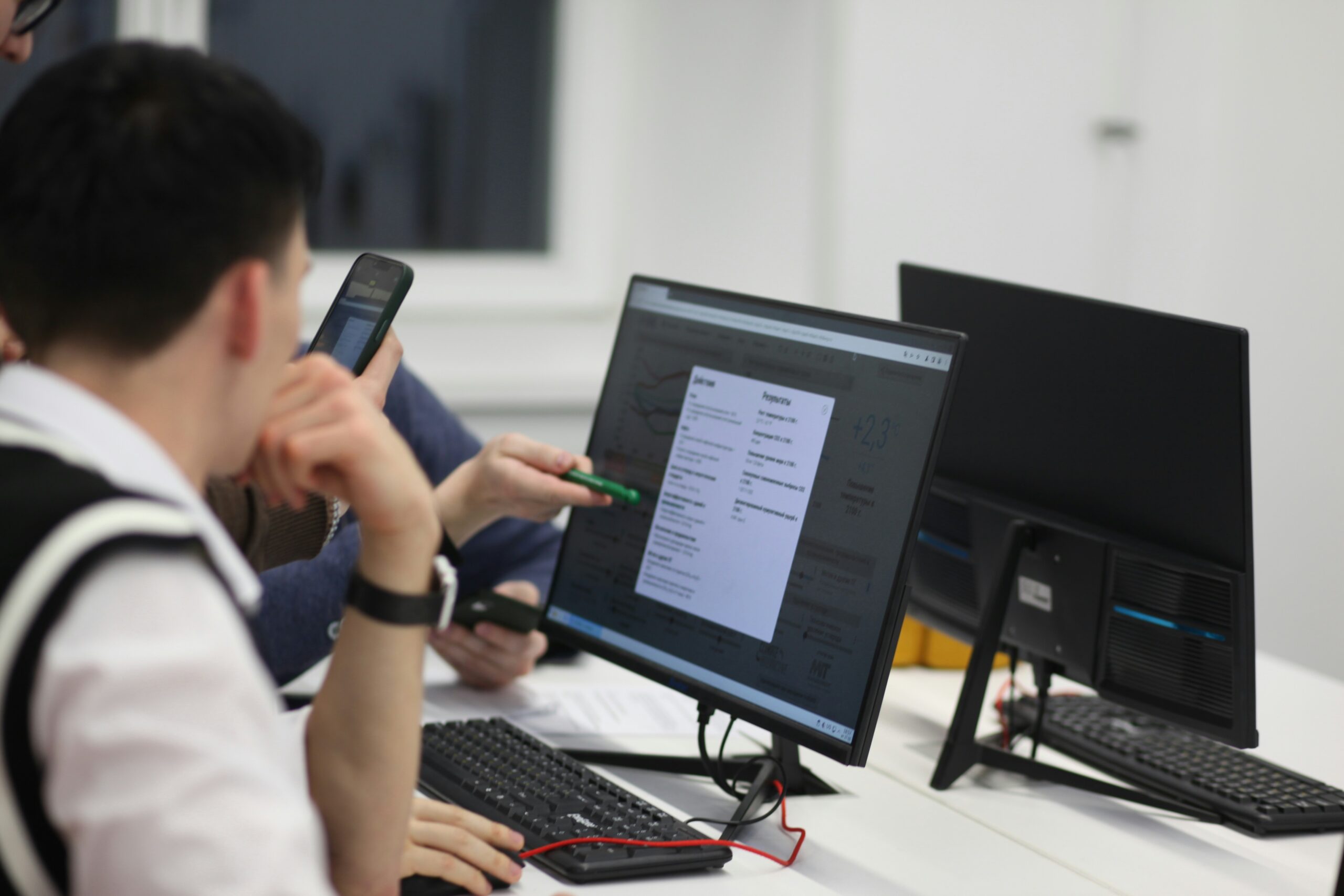 Elementary students using an AI reading platform on a classroom computer screen