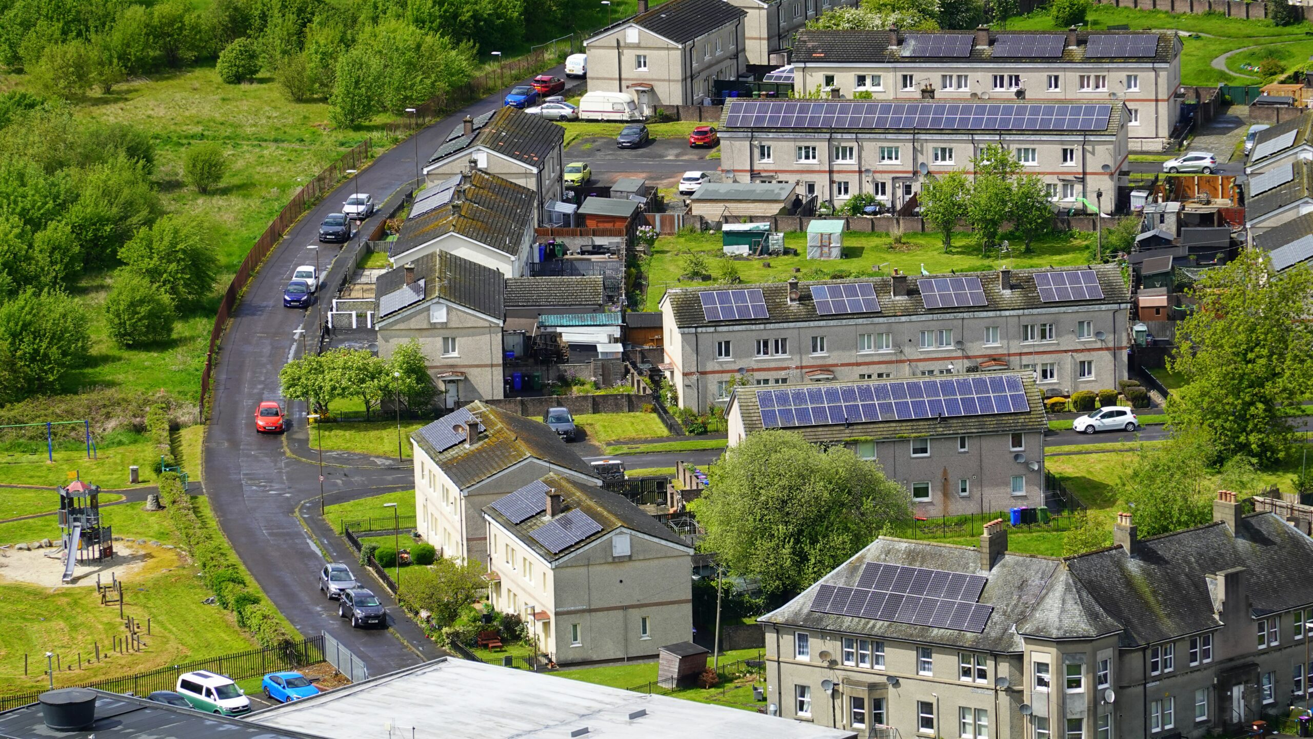 Aerial view of rooftop solar panels in a neighborhood benefiting from virtual power plant savings